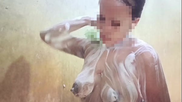Lihatin Aku Mandi, Sayang, Biar Kamu Makin Pengen Gigit-gigit Basah.