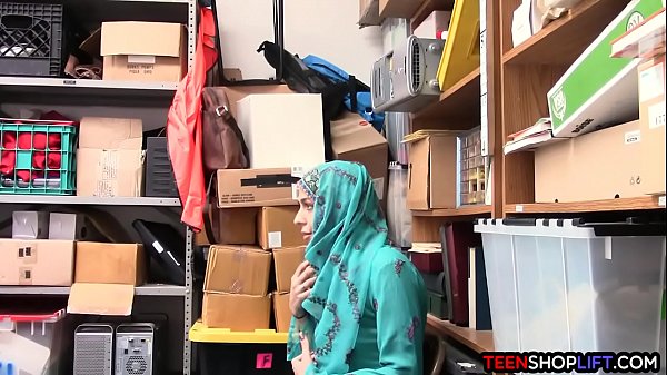 Remaja Arab Ketahuan Mencuri, Malah Digituin Sama Satpam Sampai Puas