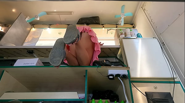 Melihat Si Jalang Ini Bengkok Di Atas Meja, Dari Bawah Rok Jelas Kelihatan Semua.